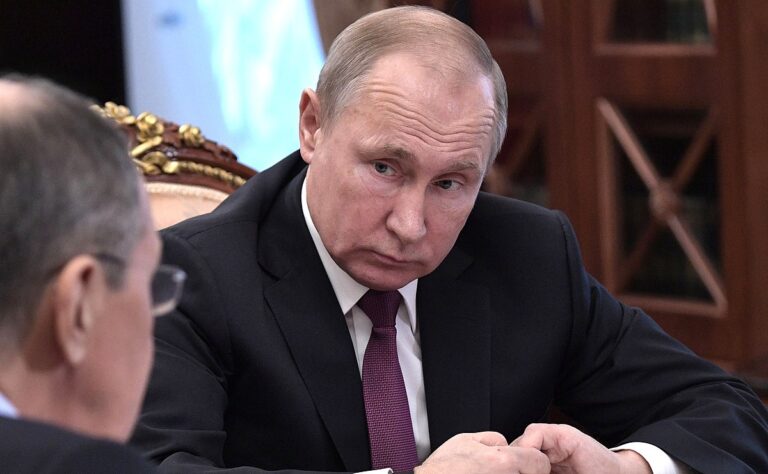 Parlamenti ia aprovon Putinit kërkesën që të ndërhyjë me ushtri në shtetet e huaja
