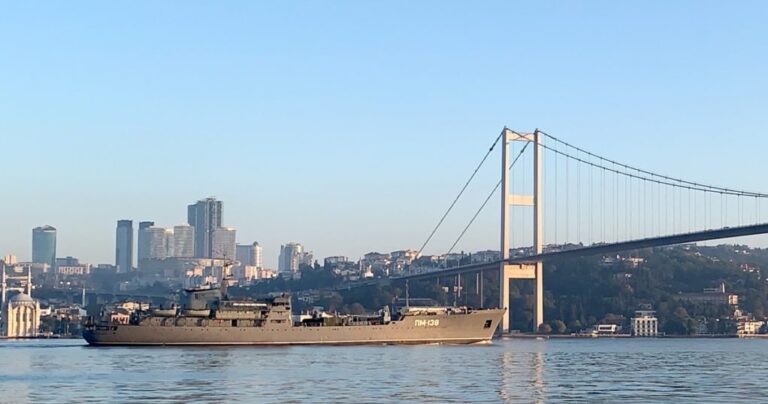 Era Iuftë: Luftanije ruse kalojnë Bosforin