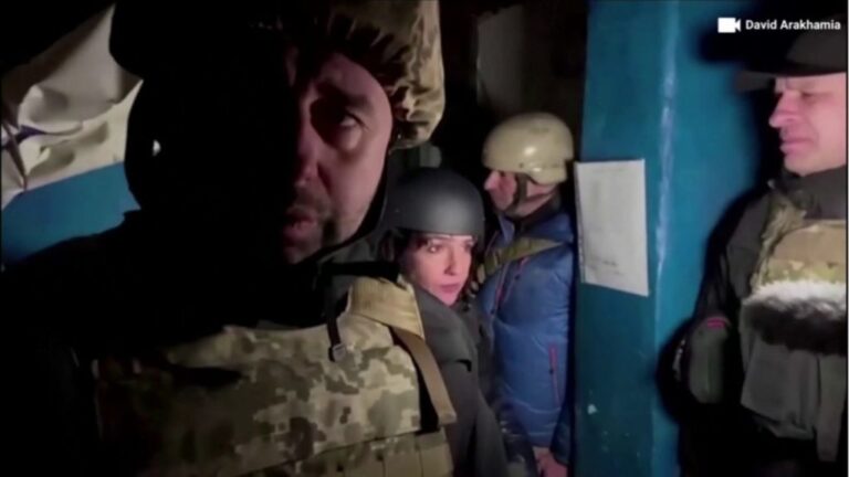 Po vizitonin zonën e konfIiktit, deputetët dhe gazetarët shpëtojnë për mrekulli nga suImi me predha