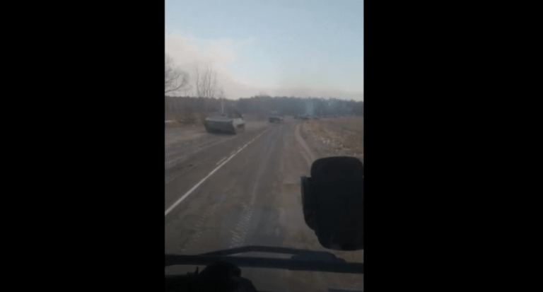 Dalin pamjet kur tanket ruse hyjnë në Ukrainë (VIDEO)