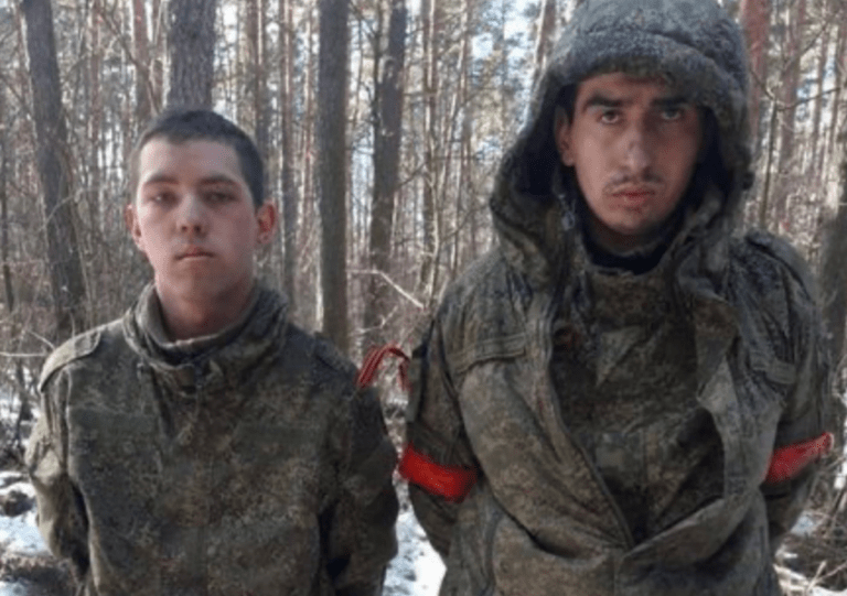 Ukraina raportohet se zuri robër dy ushtarë të rinj rusë, publikohen me fotografi