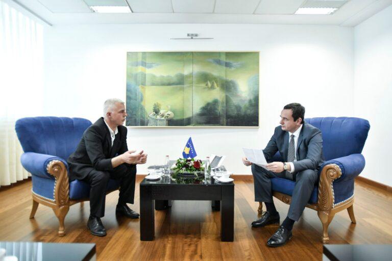 Kurti takohet me përfaqësuesit e OVL të UÇK-së, bisedojnë për pastrimin e listave të veteranëve