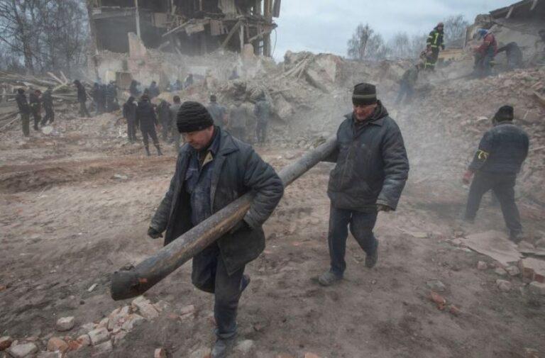 LIVE: Rusia bombardon qytetet, ushtria ukrainase nxjerr shifrat se sa rusë ka vrarë