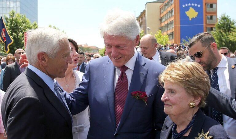 Bill Clinton kujton udhëtimin e fundit me Albright në Kosovë: Ajo ishte shumë  e lumtur atë ditë