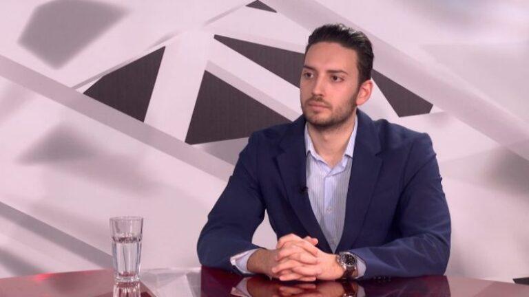 Politikanit serb ia përplasin kokën për muri (VIDEO)