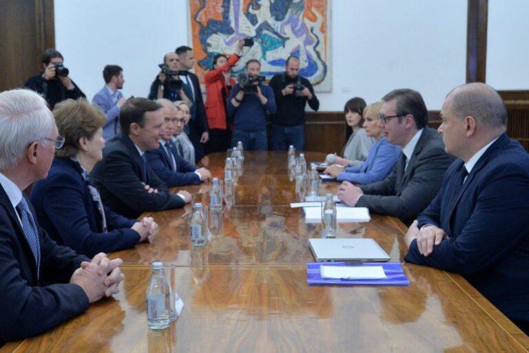Amerikanët “pushtojnë” zyrën e Vuçiç, çfarë tha Presidenca serbe për takimin
