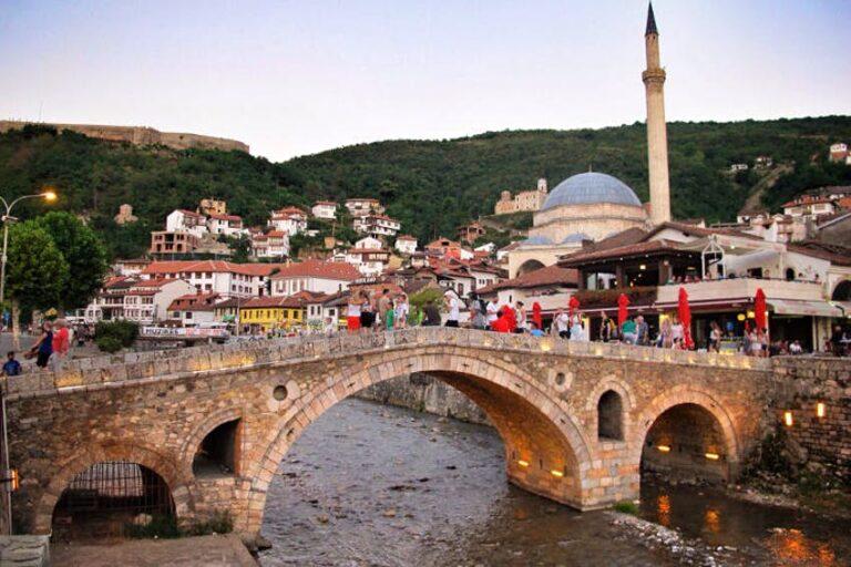 Dyvjeçari bie aksidentalisht nga ballkoni i restorantit në Prizren, ku familja shkoi për iftar