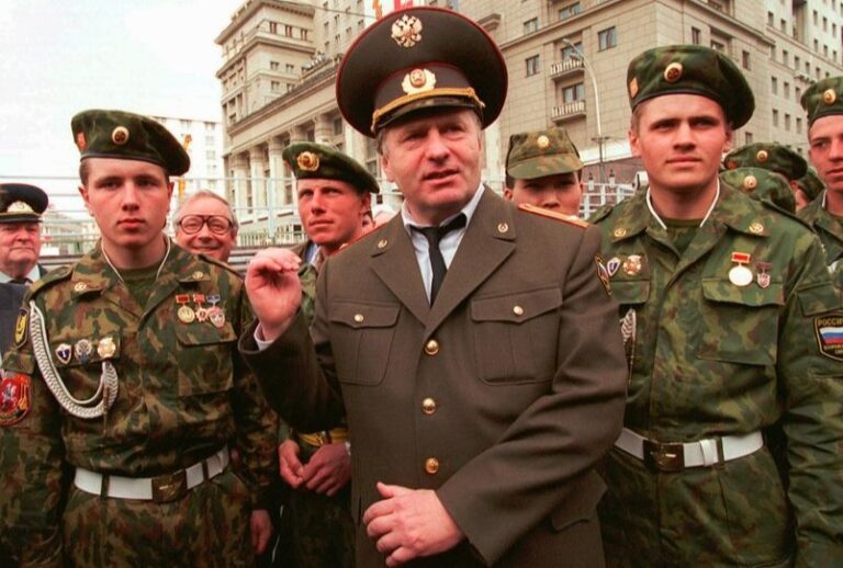 Vdes politikani nacionalist rus: Me kapelë të çetnikëve serbë protestonte kundër bombardimeve të NATO’s