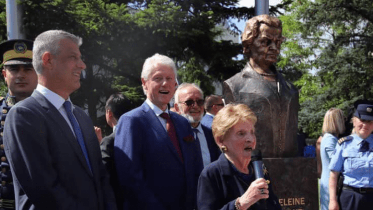 Clinton me fjalim në varrimin e Albright: Kujton vizitën që kishte me të në Prishtinë