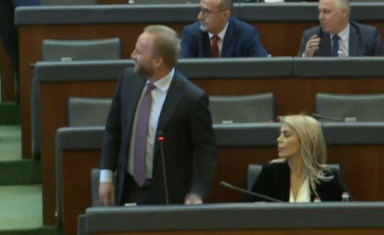 Abelard Tahiri i shan deputetët e LVV-së derisa flet Ministrja Haxhiu