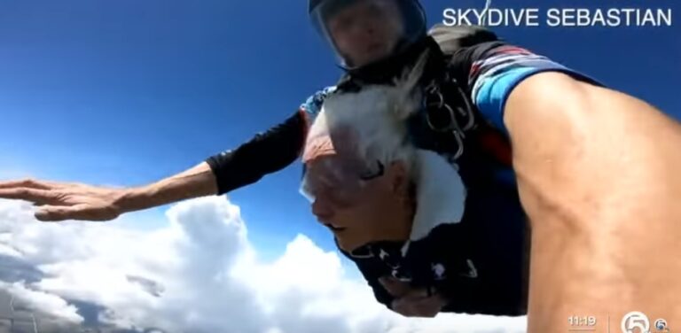 Gruaja hidhet nga aeroplani, me parashutë, për ditëlindjen e saj të 100-të (VIDEO)