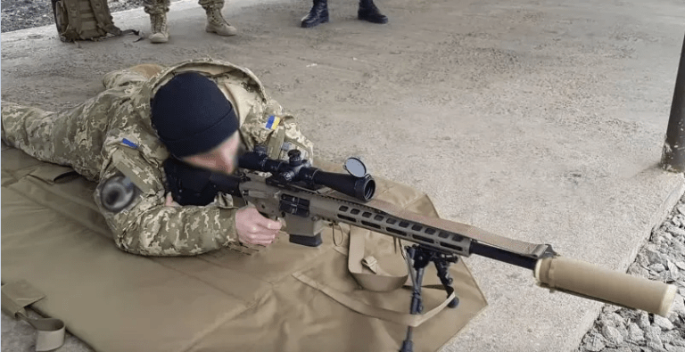 VIDEO/ Kamuflim mjeshtëror i snajperistit ukrainas që është kthyer në makth për rusët