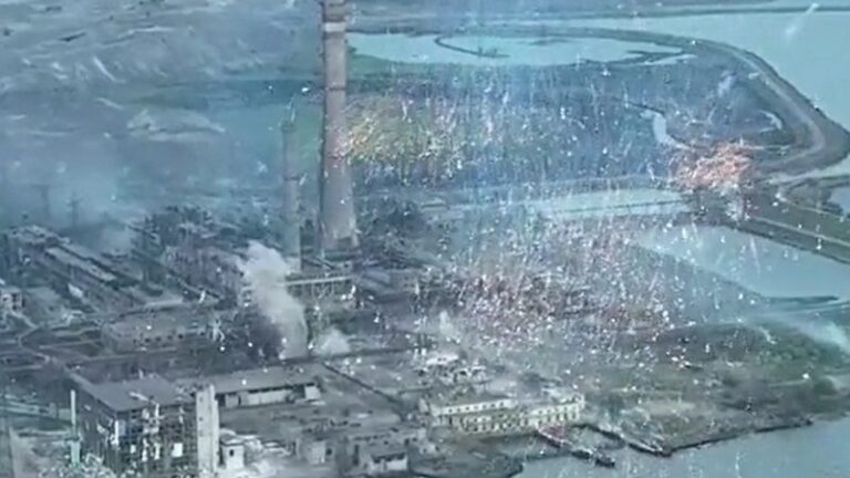 VIDEO: E frikshme, bombat vërshojnë si shiu mbi fabrikën Azovstal të Ukrainës