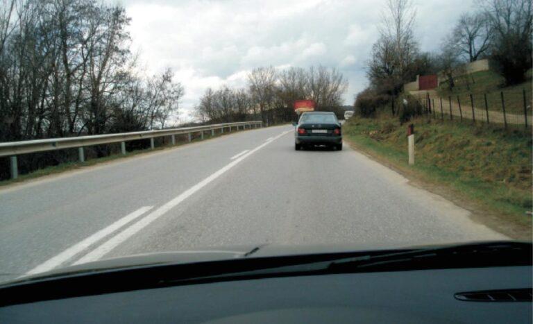 Defekti në rrugë i detyroi të ndalen, hajnat ua vjedhin mijëra euro mërgimtarëve nga Zvicra