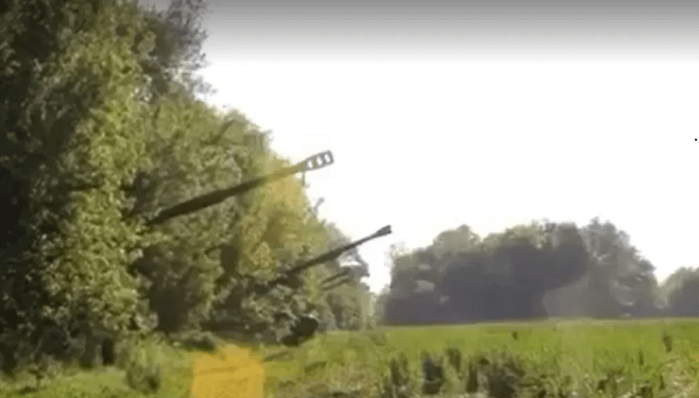 VIDEO/ Taktika e Iuftës ukrainase, tanket të fshehura në pemë suImojnë caqet ruse
