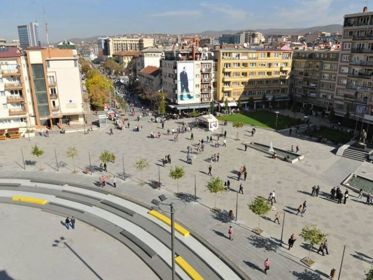 Dy të huaj RRAHIN me shkop druri e grushte dy kosovarë në sheshin “Zahir Pajaziti”