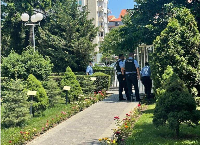 Policia e Kosovës rrethon Kuvendin e Kosovës, kjo është arsyeja