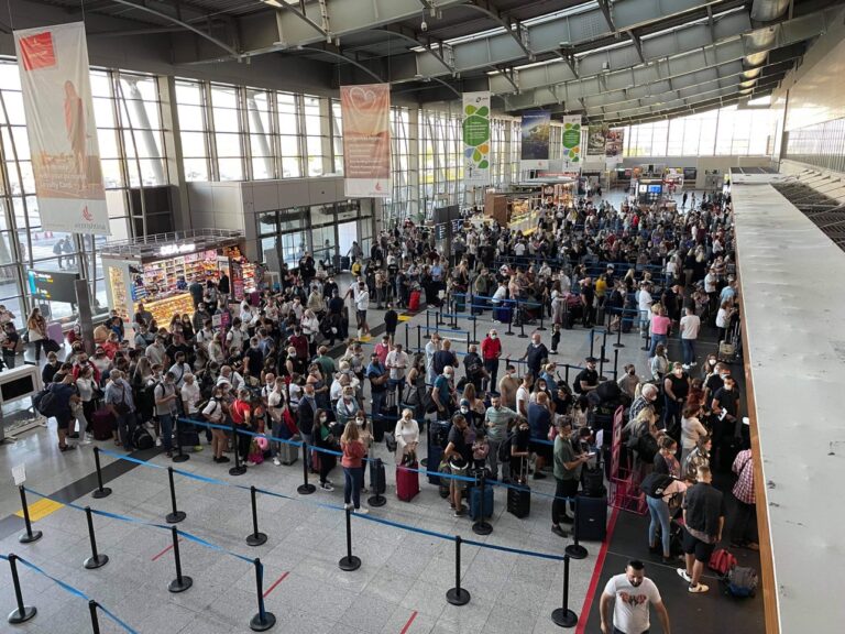 Mërgimtari e pëson keq posa mbërrin në aeroport, dhëndri i deI në pritë dhe i hyn dajak