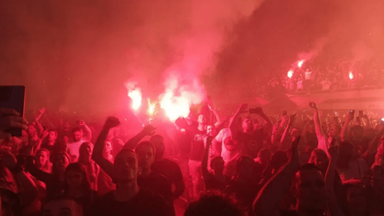 Qytetarët në Beograd i këndojnë “kthimit” në Kosovë: “Kosovo, vendi im i dashur”