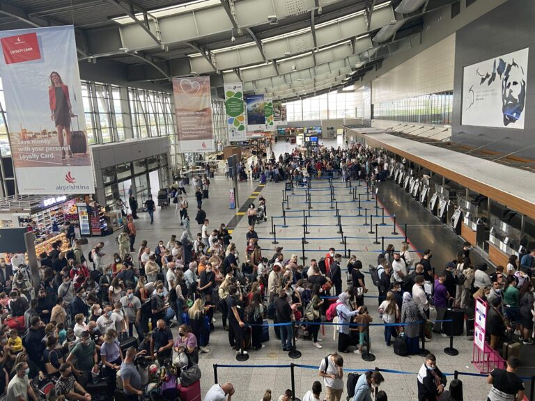 Dyshohet për shpërthim të mundshëm në Aeroportin e Prishtinës, udhëtarët nxirren jashtë objektit
