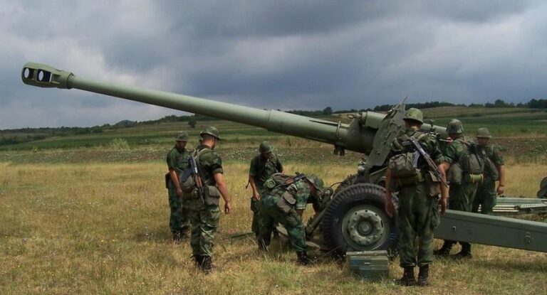 Forcat serbe bartin artileri të rëndë ushtarake pranë kufirit me Kosovën (VIDEO)