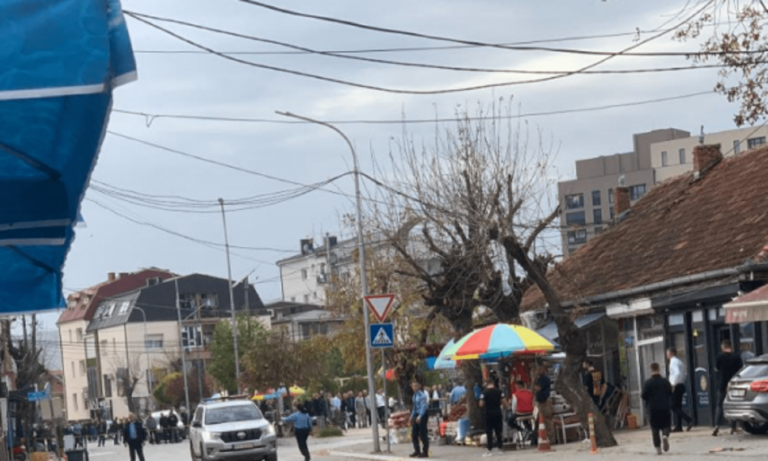 Gjujtje me armë zjarri para Gjykatës në Podujevë, pamje nga vendi i ngjarjes