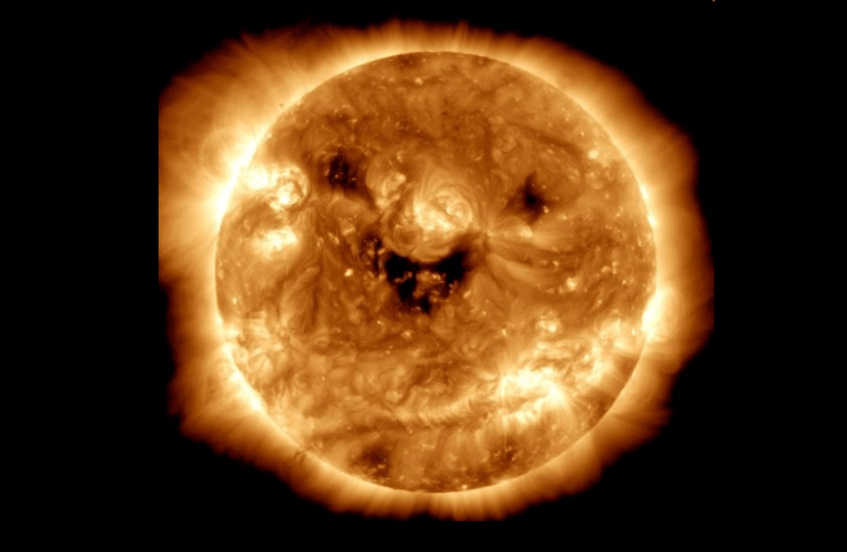 NASA shkrep fotografi të Diellit duke ‘buzëqeshur’