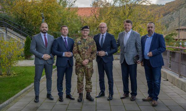 Komandanti i KFOR-it takon Rakiqin dhe ia sqaron disa gjëra pasi paralajmëroi barrikada në veri