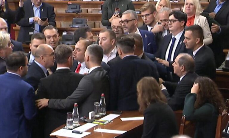 VIDEO: Përplasje në Kuvendin e Serbisë, deputetët serbë gati sa nuk janë përpIasur fizikisht