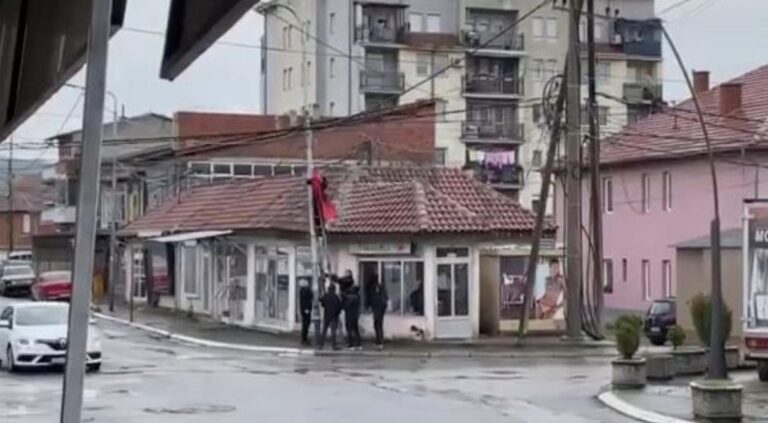 Disa të rinj vendosin flamuri kombëtar dhe atë të Kosovës në Mitrovicë të Veriut