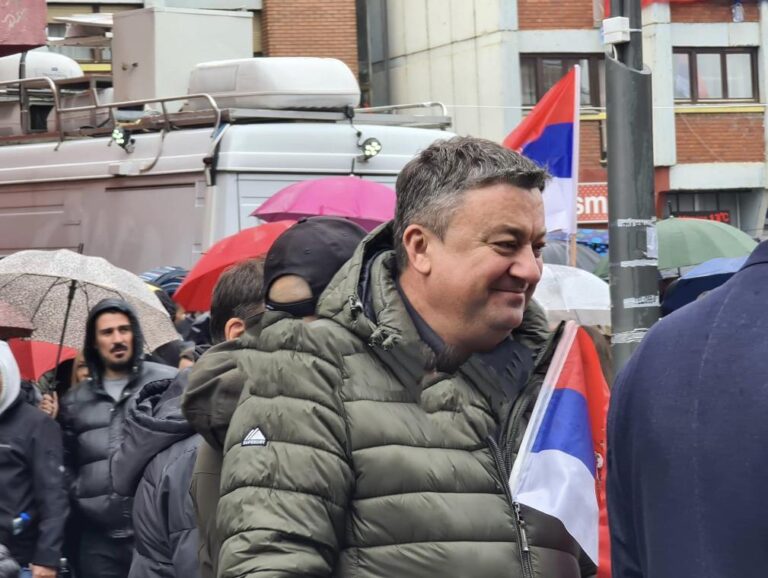 Para tri javësh u dënua me 1 vit burg, ish-ministri serb merr pjesë në protestën në Veri