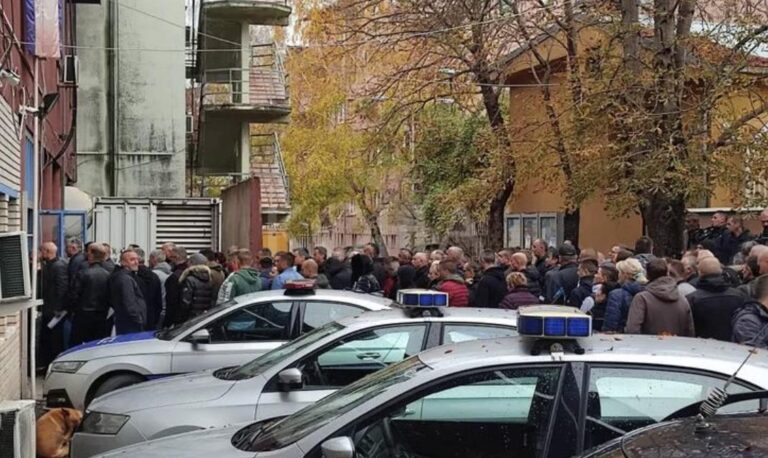 Policët serbë dorëzojnë dorëheqjet në stacionin policor në veri
