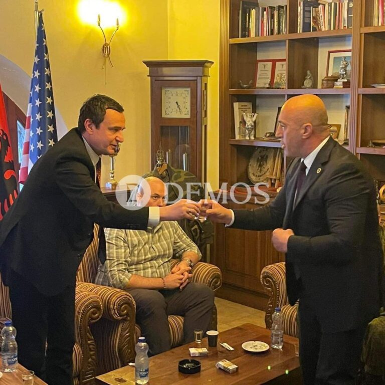 Ramush Haradinaj e pret Albin Kurtin në odën e Gllogjanit