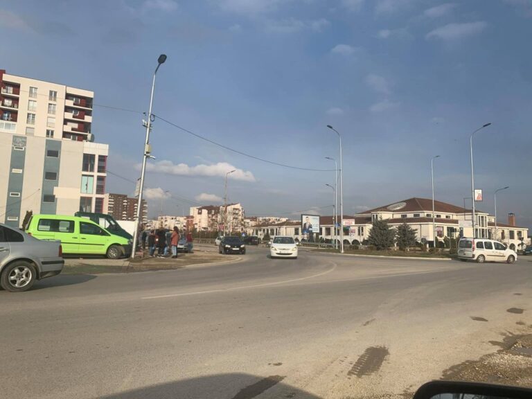 Të shtëna me armë në Drenas, pIumbat godasin gomat e një kamioni që ishte në lëvizje