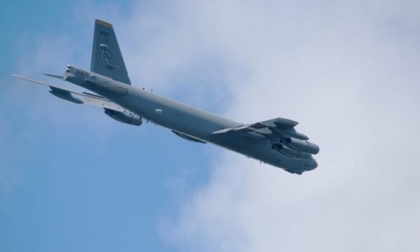 Momenti dramatik kur avioni rus “takohet” me dy bombarduesit bërthamorë amerikanë
