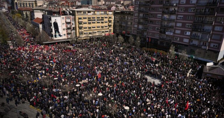 Vaj halli për studentët e UBT’së, profesori i këtij kolegji: Pushtimi e ka emrin Serbi dhe ShBA